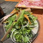 藏尾ポーク しゃぶしゃぶ直営店 - 野菜とつくね。つくねは生姜がすごく効いている。