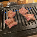 肉問屋直営 食肉市場 とんちゃん焼肉 大王 - 厚切り牛タン580円　安くて美味しい