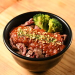 쇠고기 유케 풍 갈리 토마 덮밥 (보통)