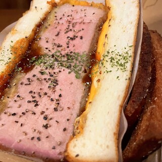 もちもち＆ふわふわな食パンと特製ソースが、とんかつと相性抜群