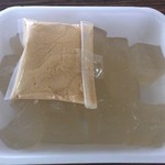 九十九堂 - 黄な粉のビニール止めてあるテープ何気に折り返していて細かい心遣いが感じ取れました。