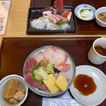 漁 - おまかせ丼1,000円。