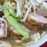 ラーメン二郎 - 野菜はキャベツ多め、スープは液体油多めです。