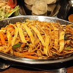 バルピパル キッチン - バルピパル kitchen ＠目黒 ランチ ネパール風焼きそばの肉野菜炒めがたっぷり入るスパイシーな焼きそば