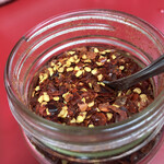 ラーメン二郎 - カウンター上の刻み唐辛子。