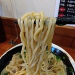 俺の中華たなか家 - 麺リフト⤴️自家製麺にスープが絡んできます❤️