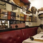Restaurant LE MiDi - 壁には剝製や洋書