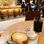 北海道牛乳カステラ - テーブル席から
