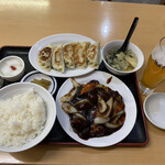 Kaen - 集合写真　黒酢酢豚定食が750円…
      
      ビールが500円…餃子が380円…
      
      会計の時に消費税別と知る。
      
      安いけど…ちょっと残念。