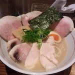 W白湯セブン 大盛り チャーシュートッピング