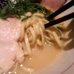 麺と心 7 - 麺を持ち上げるとかなりスープが持って行かれる。