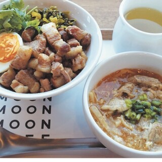 MOON MOON MOON CAFE_0