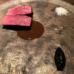 チッチャ - 愛媛県産子鹿ロースのロースト・黒ニンニクのピューレ添え