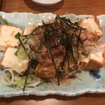 丸福 - 揚げたて熱々の厚揚げ