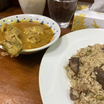 アジアカレーハウス - チキンカレー、結構な量です。このソースでビリヤニを食べるのがクセになりました。