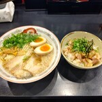 189569984 - 【2022.11.16(水)】特製らーめん(並盛・130g)1,000円＋チャーシュー丼300円