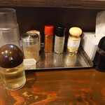麺屋いちびり - 調味料たち