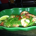 スパイシーマーケット - エビの香菜炒め。さらっとメニューにあり、見逃しがちですが、むっちゃ美味い！シンハービールが合うんです！！