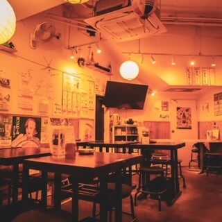 The inside looks like an old-fashioned Izakaya (Japanese-style bar) ◎A lively and homely space