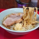 ラーメン二郎 - 麺半分、野菜・ニンニク少なめ