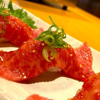 『とろ肉寿司』、『タンユッケ』などの人気のサイドメニュー！