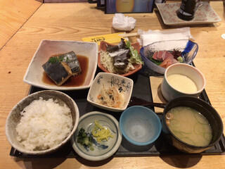 Hana Koushi - 1300円の御膳。鰹の煮付けはちょっとパサパサついてたかな…