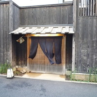 明日香 下北沢店 - 下北沢の雰囲気からは隔絶された外観