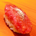 鮨 あらい - 大間のマグロの色んな部位のおはぎ。トッピングは胡麻です