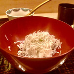 多仁本 - 四杯目は写真無しの卵がけ御飯　五杯目はシラス　　普段、ご飯は余り食べ無いけど美味し過ぎて食べ過ぎ