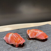 鮨 梢 - 大トロ 切り方違い