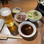 ジンギスカン羊羊亭 - 塩キャベツがついて来ます。味付きジンギスカンもついて来ます。