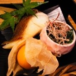 鈴亭 - 焼き物、ホウレンソウのお浸し、ほおずき