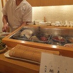 カウンター席では、陽気な店主の詳しい解説を聞きながら料理を頂くので味わい深い