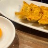 でら餃子 - 赤には卵黄をたっぷり絡めて