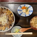 Kokoga miso - 牛すじ卵とじ丼定食　850円
                        器の配置や箸の置き方がやや雑な気が…