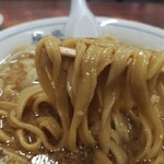 杭州飯店 - 極太麺(スープを吸った麺は茶色)