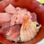 みなと市場 小松鮪専門店 - 海の幸が酢飯を覆い尽くしています