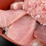 みなと市場 小松鮪専門店 - 『海鮮みんな丼』接写