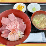 みなと市場 小松鮪専門店 - 『海鮮みんな丼（みそ汁•おしんこ付）』1,700円