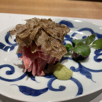 肉割烹 岡田前 - タンのお刺身トリュフ乗せ