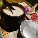 h Yakiniku Bouya - ニ東マッコリ　瓶で2300円