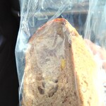 パンの店ベルツ - ナッツやドライフルーツたっぷりの食パン３切れ入り　かなり美味しくて、店から出て、車内で３人でパクパクっと食べちゃいました