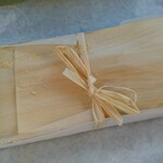 甘福 - 包装紙をめくれば、きな粉がこんな感じで漏れ出てます