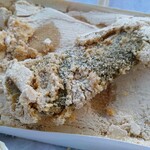 甘福 - 掘り上げました　幅を10切れにカットされた長細い草餅が発掘出来ます　一切れは一口で食べちゃいました　やわらかくて、かなり美味しい