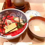 割烹 和知 - 鉄火丼（味噌汁、漬物付き）ご飯小
1300円（味噌汁お代わり可）