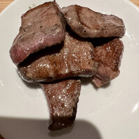 焼肉 黒田 - 厚切り上タン塩を切って食べるのがまたんまい！(˶ˊᵕˋ˵)