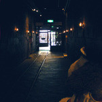 店内に入ると、石畳の床に昔のトロッコのレールが。昔、漁業用倉庫だったみたいで、荷物を運搬してたんだって。通路の両サイドのランプがきれいだな～昔の倉庫をうまく再利用してるところがいいね。
          