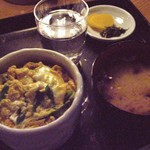 北一ホール - お料理ができたら番号を呼ばれるので、カウンターまで取りに行くんだよ。ボキらが食べたのは、うにとじ丼960円
      