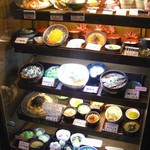 北一ホール - 実は、この建物の中には、お食事できるところがあるんだ。北一ホールと言って、喫茶メニューからお食事メニューまであるよ。ここは食券制になっていてお店の入り口でまず食券を買います。
      