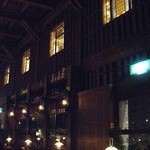 北一ホール - 天井が高くて２階くらいの高さのステンドグラスの窓からちょっとだけ外の光が入ってきてるのがまたいい感じだね～